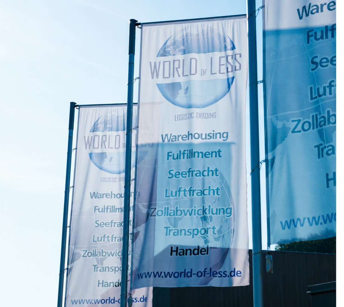 Fahnen am Standort von World of Less in Eching