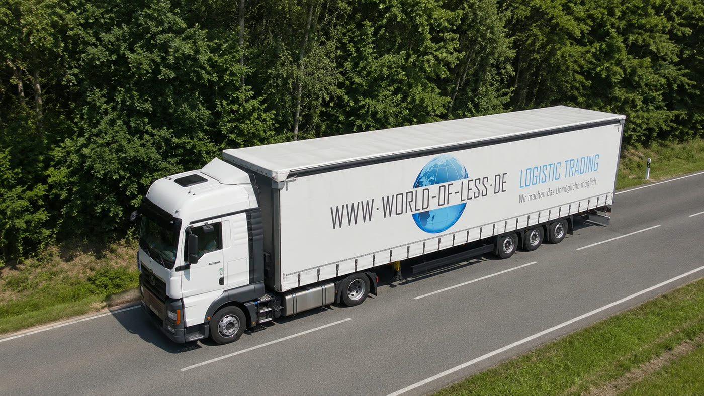 LKW von World of Less – Logistic Trading auf der Straße